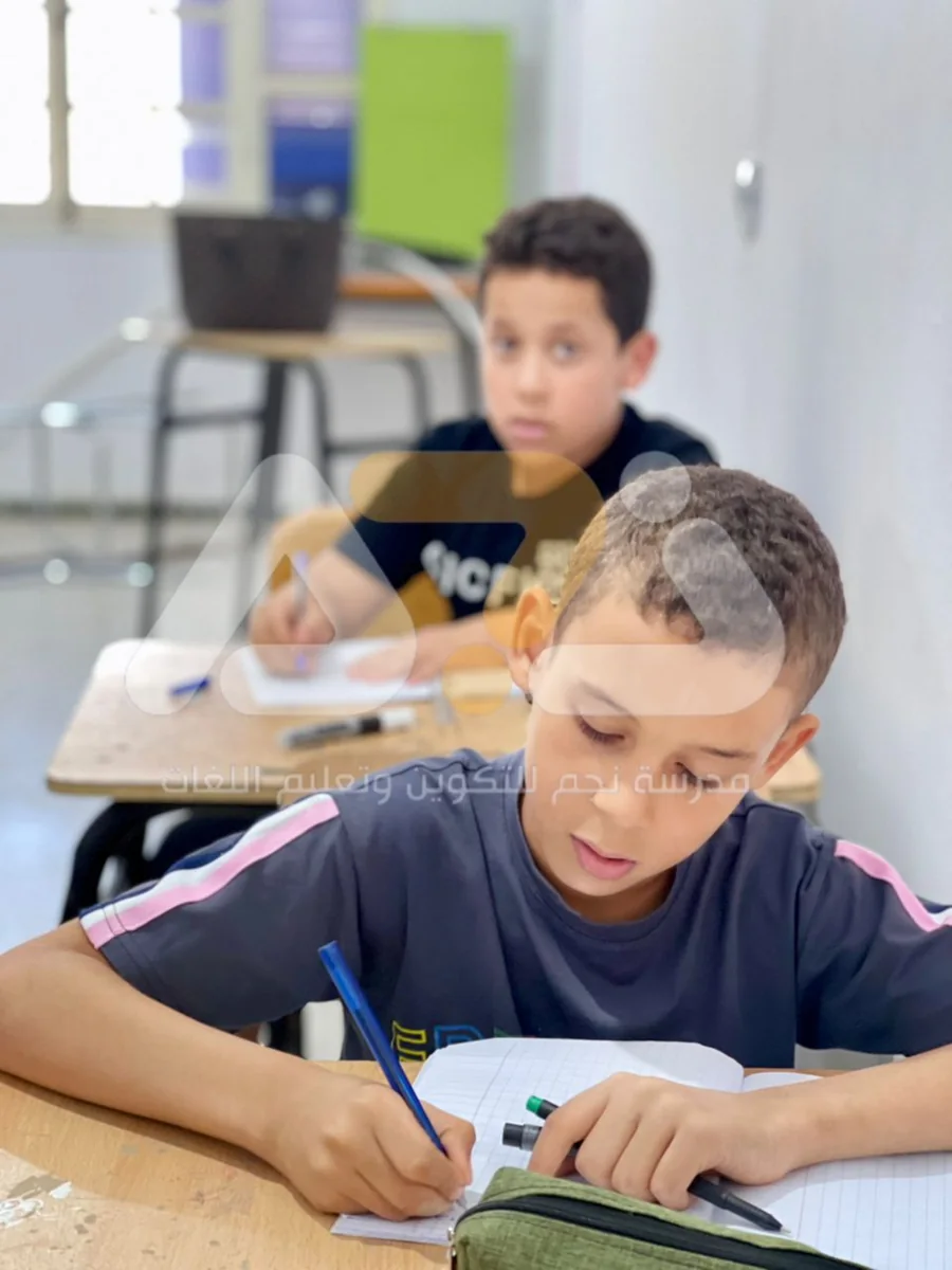 تلميذ يتعلم في مدرسة نجم